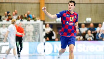 Aitor Ariño celebra un gol durante el partido de Liga de Campeones entre el Elverum y el Barcelona.