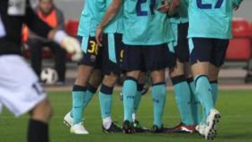 <b>ALEGRIA. </b>Thiago, Alves, Afellay, Bojan y Nolito felicitan a Adriano, de espaldas, tras el excepcional 0-1 que marcó el jugador brasileño.