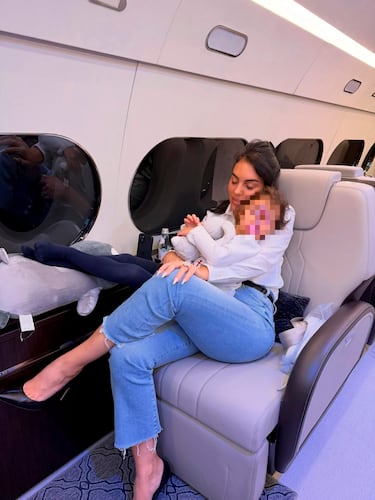 Georgina Rodríguez, modelo, empresaria e influencer hispano-argentina, con Bella en el avión antes de iniciar las vacaciones.
