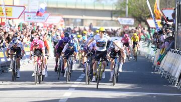 Brennan gana al esprint en la 5ª etapa de la Volta 2025.