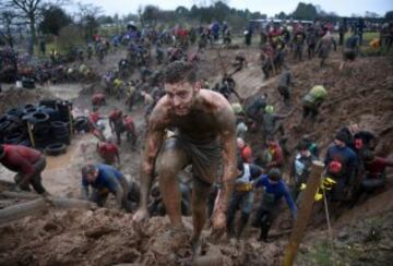 La carrera Tough Guy, se celebra desde 1987 en Inglaterra y desafía a sus participantes a recorrer 15km llenos de los obstáculos, donde hasta los más expertos se quedan en el camino. 