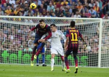 Gareth Bale y Gerard Pique durante el partido de Liga correspondiente a la décima jornada de liga entre el Barcelona y el Real Madrid en el Camp Nou.