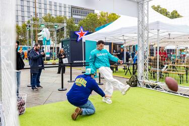 La Plaza de España de Madrid acoge la Fan Zone de los Miami Dolphins. 
