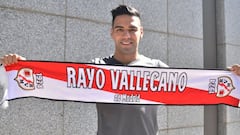 Radamel Falcao posa con una bufanda del Rayo a su llegada al aeropuerto.