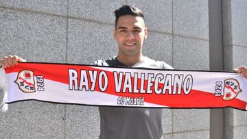 Radamel Falcao posa con una bufanda del Rayo a su llegada al aeropuerto.