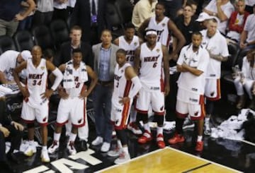 Los rostros de la impotencia 'heat' ante la superioridad texana.