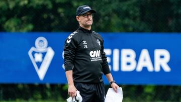Joseba Etxeberria entrenando al Eibar en Atxabalpe