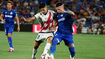 GETAFE (C.A. DE MADRID), 24/08/2024.- El centrocampista del Getafe Carles Aleñá (d) y el centrocampista del Rayo Óscar Valentín (i) durante el partido de la segunda jornada de Liga disputado este sábado entre el Getafe y el Rayo Vallecano en el estadio Coliseum. EFE/Sergio Pérez
