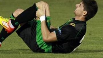 <b>LESIONADO. </b>Javi Flores , en el césped de El Collao, tras lesionarse la rodilla.