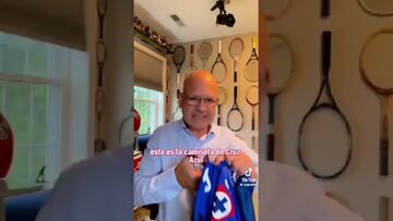 Vídeo: Comentarista de ESPN rompe jersey de Cruz Azul tras destitución del ‘Tuca’ Ferretti