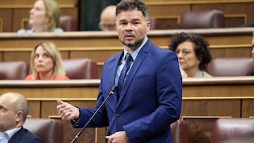 El portavoz de ERC en el Congreso, Gabriel Rufián, interviene durante una sesión de control al Gobierno, en el Congreso de los Diputados, a 24 de abril de 2024, en Madrid (España). Durante la sesión de control, se han abordado cuestiones relacionadas con el aumento del precio de la vivienda, la renta básica de las comunidades autónomas y las pensiones no contributivas, y la solicitud por parte de ERC de una financiación justa para todas las comunidades autónomas, entre otros. Por otra parte, el presidente del Gobierno se ha pronunciado tras la noticia de la investigación judicial a su esposa por presunto tráfico de influencias y corrupción en los negocios.
24 ABRIL 2024;MADRID;CONGRESO DE LOS DIPUTADOS;SESION DE CONTROL
Jesús Hellín   / Europa Press
24/04/2024