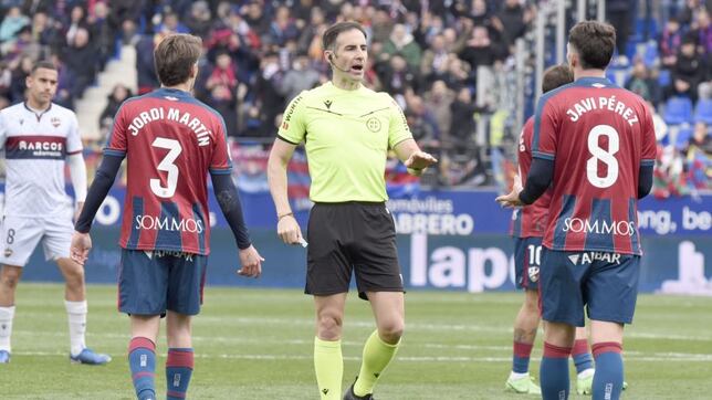 El Huesca pide explicaciones al Comité Técnico de Árbitros