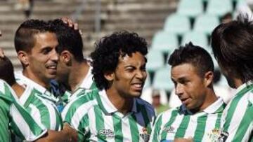 El Betis gana al Huesca y roza el título de Segunda