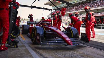 Sainz para en boxes en Barcelona.