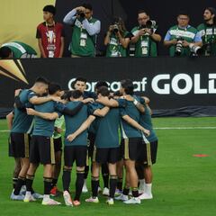 México y USA guardaron minuto de silencio y portaron un moño por los decesos que ha provocado las inundaciones en el estado de Texas