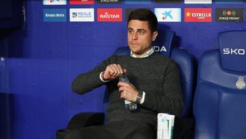 Lisci bebe agua antes del inicio del partido ante el Espanyol.