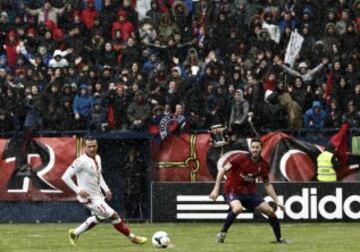 El jugador de Osasuna Lolo y el del Sevilla Trochowski luchan por el balón.