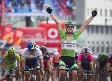 El alemán John Degenkolb (Giant Shimano) vence al esprint la decimoséptima etapa de la Vuelta Ciclista a España, entre Ortigueira y La Coruña, de 190,7 kilómetros.