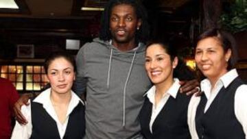 <b>LA NOVEDAD. </b>Adebayor, posando junto a tres camareras del Asador Donostiarra.