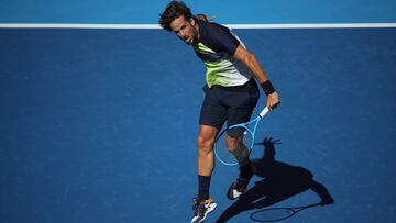 Feliciano López devuelve una bola ante Borna Coric durante su partido de primera ronda del China Open en el China National Tennis Centre de Pekín, China.