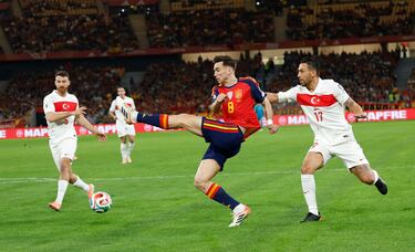 1-0. Centro raso de Marc Cucurella, Fabián Ruiz no llega a la pelota y Dani Olmo, controla para superar a Altay Bayindir de un punterazo.