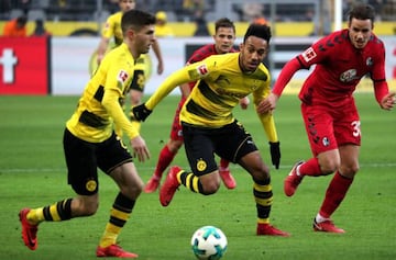 Dortmund's Christian Pulisic and Dortmund's Pierre-Emerick Aubameyang in action against Freiburg's Christian Guenter.