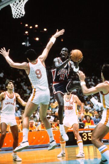 El 10 de agosto de 1984, en el Forum de Inglewood (Los Angeles), los jugadores españoles subieron al podio para recibir una medalla de plata histórica, después de haber perdido en la final por 96-65 contra el poderoso equipo de Estados Unidos encabezado por Michael Jordan (en la foto). 