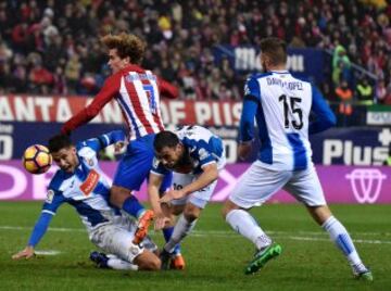 Griezmann entre Diego Reyes y Javi Fuego.