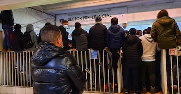 Gonzalo no encontraba espacio para ver el encuentro.