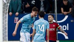 El delantero noruego del Celta, Jorgen Larsen (i), celebra el primer gol de su equipo durante el partido de LaLiga entre el Osasuna y el Celta, este domingo en El Sadar.