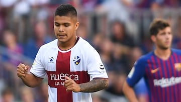 Juan Camilo 'Cucho' Hernández celebrando el gol que marcó con el Huesca ante el Barcelona por LaLiga de España