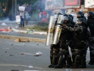 Las protestas continúan en el país suramericano dejando decenas de heridos y una multitud que grita contra las políticas actuales.