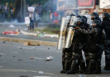 Las protestas continúan en el país suramericano dejando decenas de heridos y una multitud que grita contra las políticas actuales.