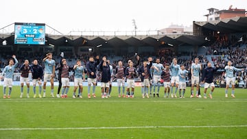 Los jugadores del Celta y Claudio Giráldez celebran la victoria ante el Betis.