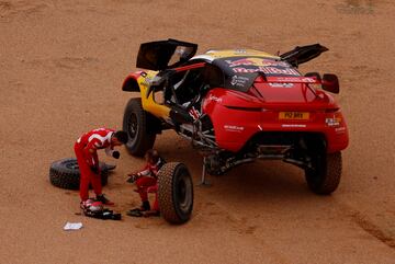 Sebastien Loeb y el copiloto Fabian Lurquin de Bahrain Raid Xtreme cambiando un neumático durante la etapa 3.