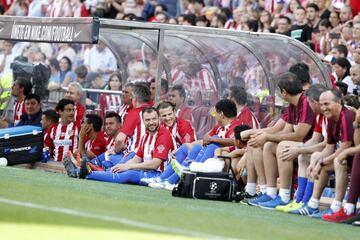 El banquillo de las Leyendas del Atlético. 