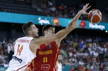 Willy Hernang¨®mez lucha por un rebote frente al p¨ªvot montenegrino Marko Todorovic.