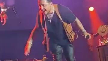 Christian Nodal sufre caída durante su concierto en Guatemala