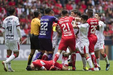 El buen duelo entre Toluca y Chivas se vio algo opacado por el tema arbitral. Una vez más, el Estadio Nemesio Diez volvió a ser el epicentro de la polémica con los silbantes. César Arturo Ramos Palazuelos decidió expulsar a Alfredo Talavera por un supuesto corte de manga que hizo contra él. Muchos cuestionaron su actitud y lo señalaron con afán de protagonismo al echar de esta forma al guardameta, situación que generó un enfrentamiento posterior entre los jugadores de ambos planteles en donde también vio la roja directa Orbelín Pineda.