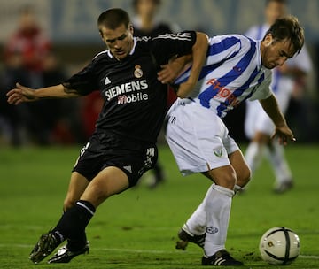 Owen disputa el baln con Pardo en el Legans - Real Madrid copero de 2004 disputado a partido nico en Butarque. 