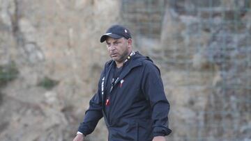 Antonio Mohamed camina por el césped de A Madroa durante un entrenamiento del Celta.