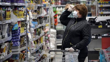 Mujer usando cubrebocas en Mosc&uacute;. Mayo 13, 2020.