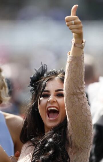 Grand National: Ladies' Day elegance from Aintree