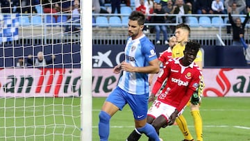 Adri&aacute;n celebra un gol con el M&aacute;laga. 