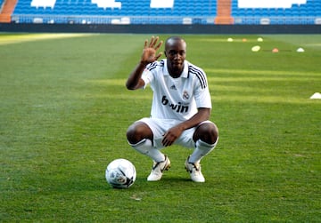 Llegó en diciembre de 2008 por la lesión de Mahamadou Diarra. El Madrid pagó 20 millones al Portsmouth. Llegó como un desconocido pero con el tiempo se convirtió en uno de los pilares del equipo por su sacrificio y polivalencia.