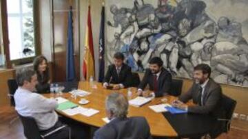 DI&Aacute;LOGO. Miguel Cardenal recibi&oacute; a representantes de la Generalitat y de las federaciones catalanas.
 