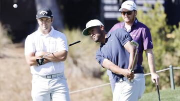 Jon Rahm y Harry Higgs observan el golpe de Tony Finau en las p&acute;racticas de The Players.