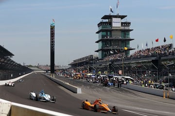 El español Fernando Alonso participa en la última sesión de entrenamientos de las 500 Millas de Indianápolis