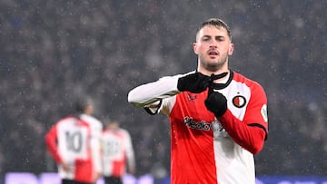 Santiago Giménez se bate entre Feyenoord y el Milán en la Champions League