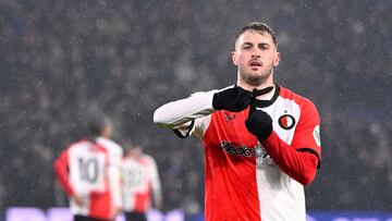 Feyenoord's Mexican forward #29 Santiago Gimenez (R) celebrates after scoring Feyenoord's second goal from the penalty spot during the UEFA Champions League, league phase day 7, football match between Feyenoord (NED) and FC Bayern Munich (GER) at the Feyenoord Stadium in Rotterdam, on January 22, 2025. (Photo by JOHN THYS / AFP)